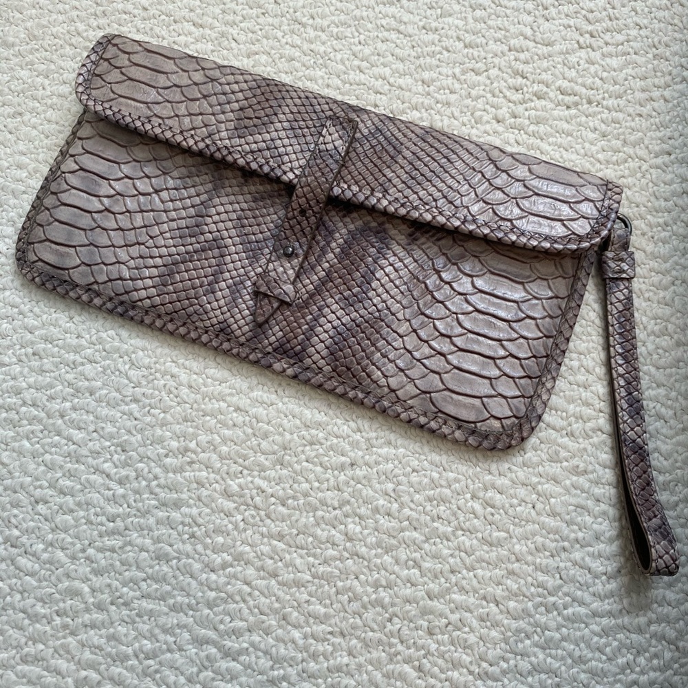 Clutch/wristlet!